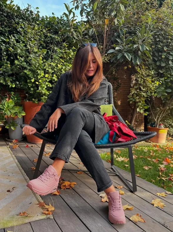 Las zapatillas Skechers favoritas para mujeres de 50 ahora con un 30% de descuento por Black Friday