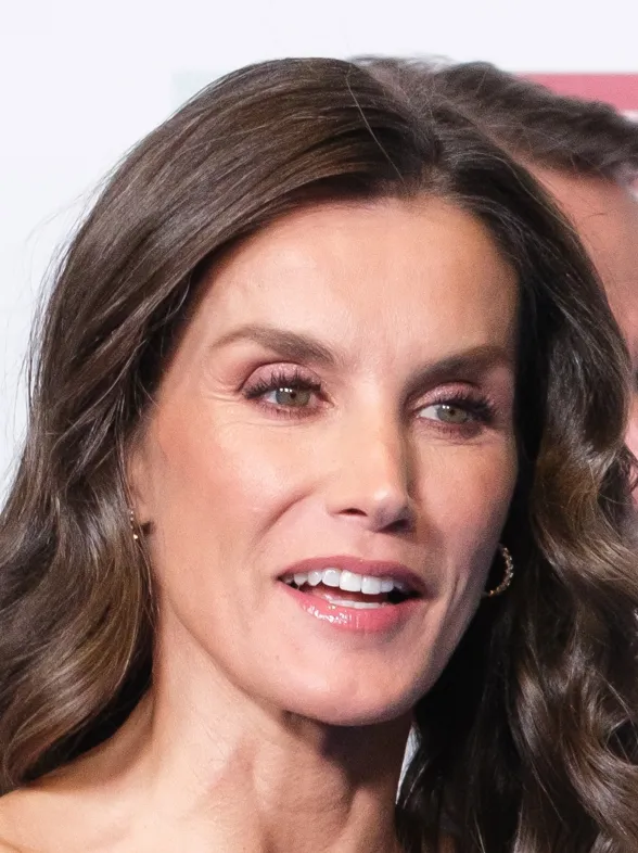 Letizia brilla con un vestido de escote asimétrico y corte midi en los Premios Internacionales de "El Mundo"