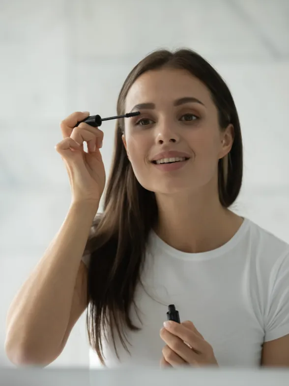 Vuelve el color de rímel que fue tendencia en los 90: ilumina el rostro y es perfecto para resaltar ojos marrones