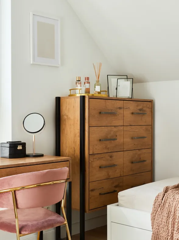 Descubrí el secreto para aprovechar el espacio en mi dormitorio con IKEA: un cabecero con almacenaje por solo 29,99€