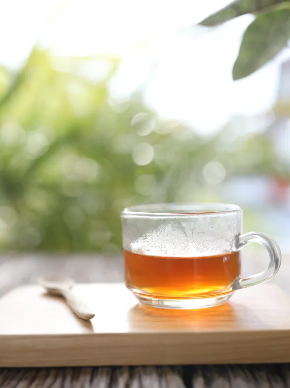 La bebida antioxidante con el hueso de esta fruta es lo que necesitas para combatir los resfriados, según una experta