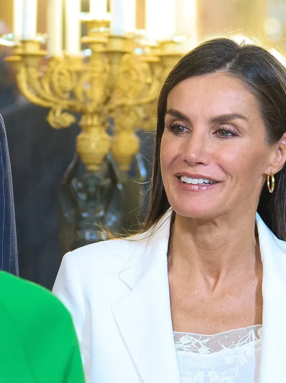 Letizia muy elegante vuelve a apostar por el conjunto de dos piezas en la recepción al Cuerpo Diplomático 2025