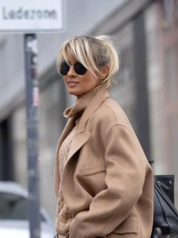 Mango rebaja el vestido de cuello vuelto con efecto rejuvenecedor que las mujeres elegantes agotarán este invierno