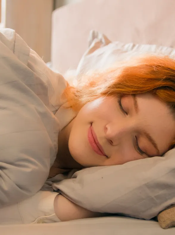 Soy nutricionista y te comparto qué alimentos comer por la noche para dormir mejor (y cuáles evitar)