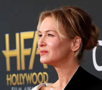 Renée Zellweger dice adiós a su melena larga y elige un corte de pelo pixie rejuvenecedor que amarán las mujeres de 50