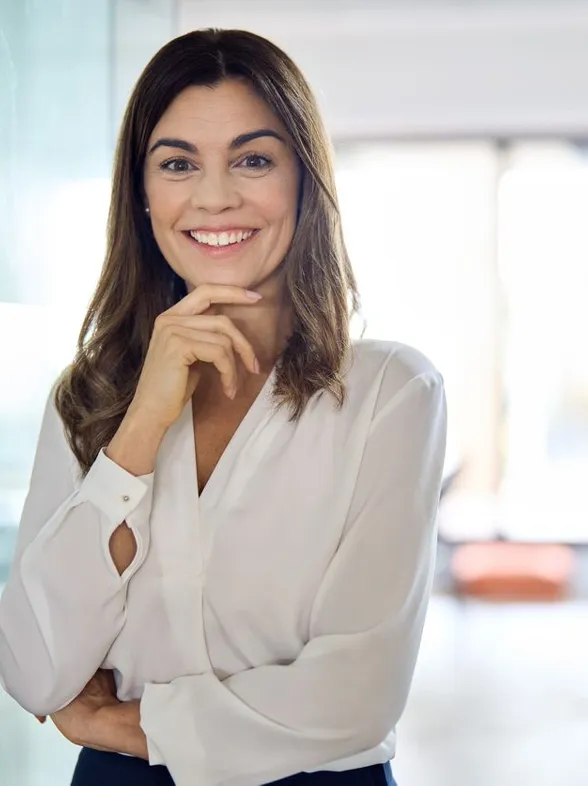 Skechers rebaja las zapatillas más elegantes y cómodas para mujeres después de los 50: suman altura y combinan con todo