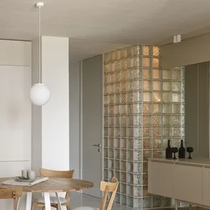 Adiós a las paredes de cristal: así es la nueva tendencia deco para dividir ambientes con estilo, según los expertos