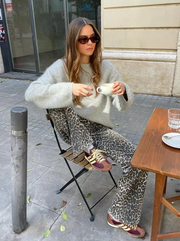 Zara 'regala' el pantalón de leopardo más elegante y en tendencia de la temporada: holgadito y sienta bien a todas