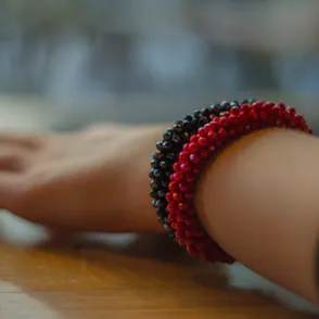 ¿Llevas muchas pulseras? Esto es lo que revela sobre tu personalidad, según la psicología