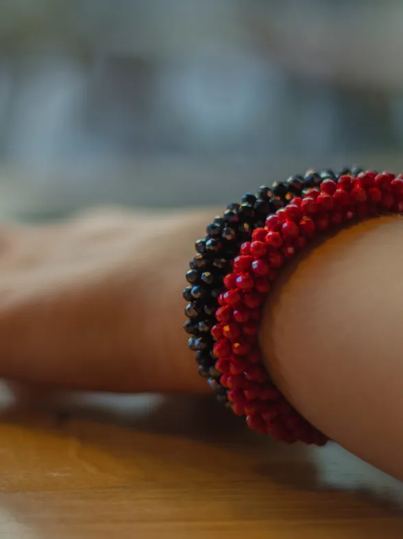 ¿Llevas muchas pulseras? Esto es lo que revela sobre tu personalidad, según la psicología