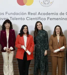 Letizia triunfa con el vestido boho de bajo asimétrico y falda de tablas midi que las más estilosas amarán este invierno