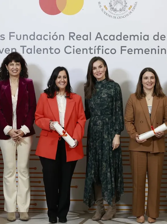 Letizia triunfa con el vestido boho de bajo asimétrico y falda de tablas midi que las más estilosas amarán este invierno