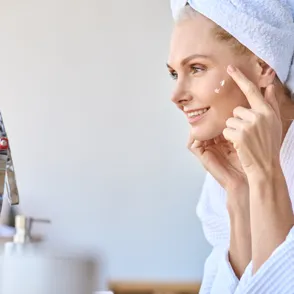 "Mi piel luce más firme": esta crema de noche por menos de 18 euros es ideal para cuidar de tu piel a partir de los 50