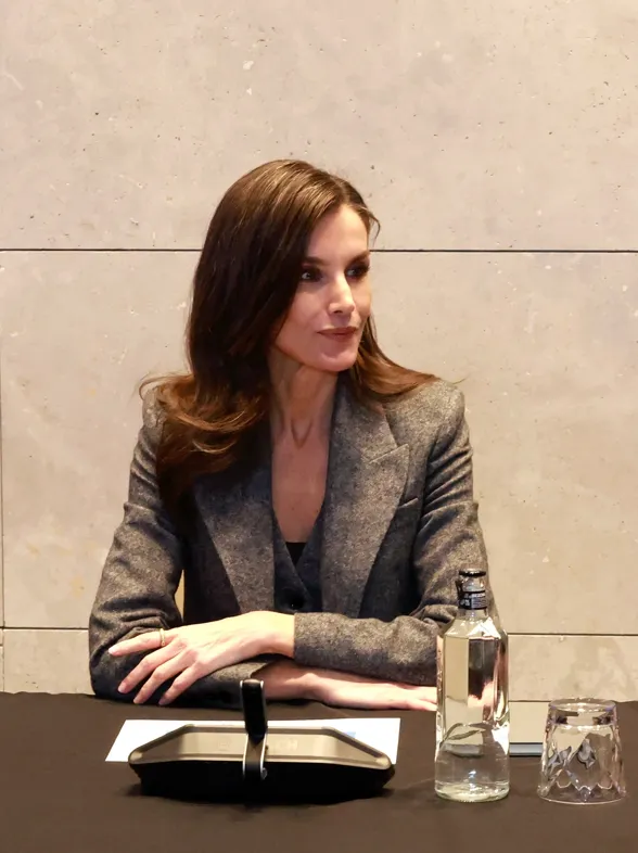 Letizia sorprende con su traje 'low cost' de Mango que ha agotado existencias en rebajas: elegante y en tendencia