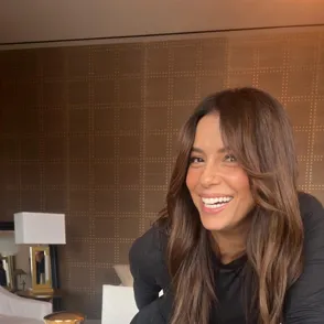 Eva Longoria sorprende con el color de pelo más favorecedor de la temporada primavera-verano 2025