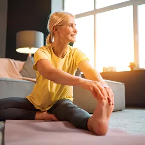 Este es el estiramiento que deberías realizar cada día para mantenerte joven y flexible, según un entrenador profesional