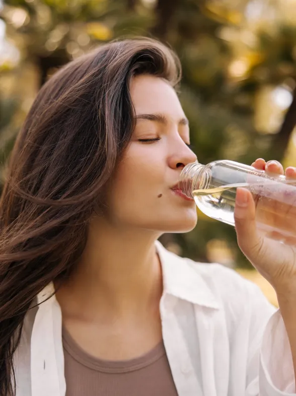 ¿Qué cantidad de agua deberías beber al día? Una gastroenteróloga experta tiene la respuesta