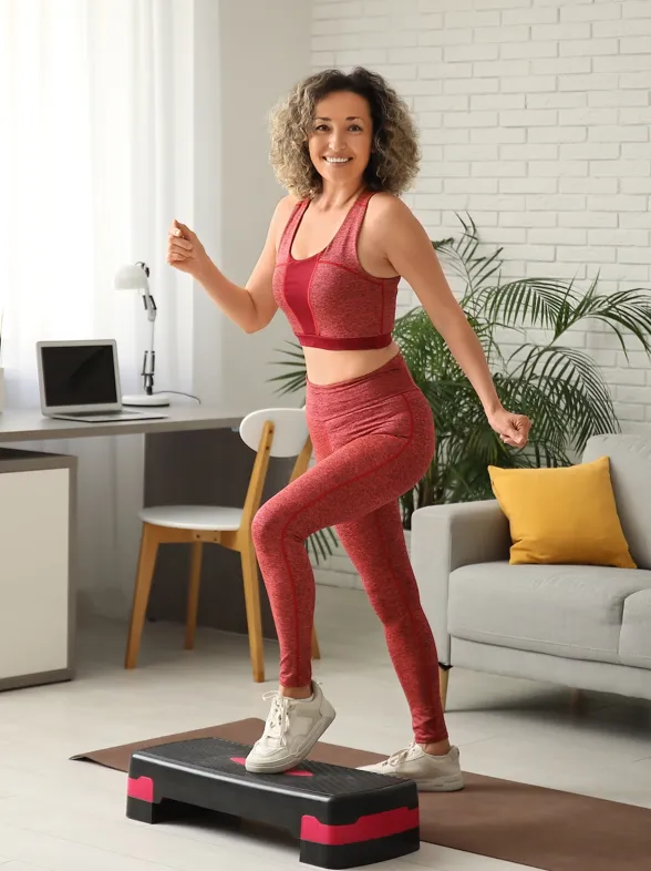 Este es el entrenamiento perfecto para hacer en casa y perder peso, según un entrenador