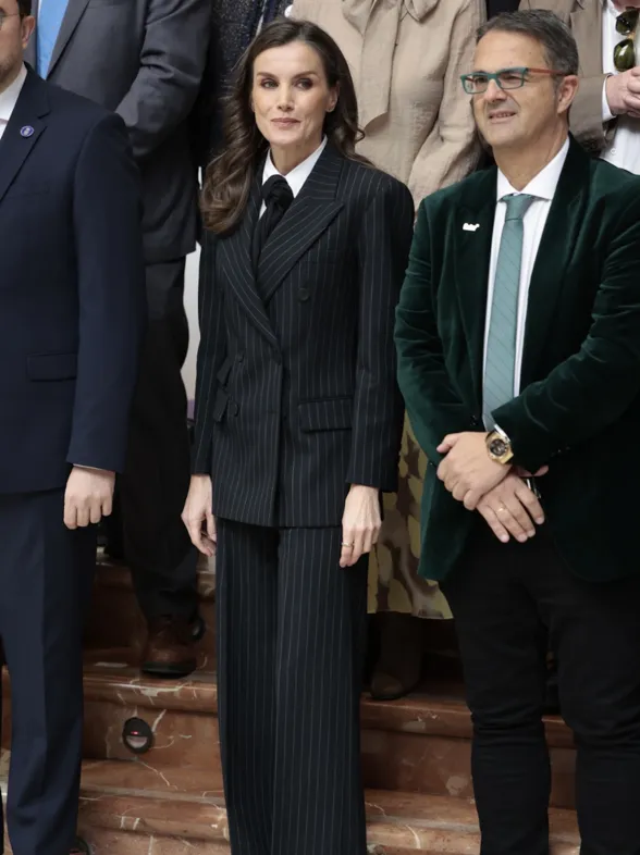 Letizia impacta con un traje masculino de raya diplomática y la tendencia lavallière en el Día de las Enfermedades Raras