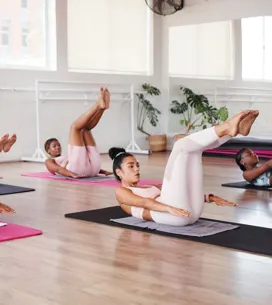 Adiós a las planchas: la “postura del barco” es el ejercicio perfecto para perder grasa abdominal a partir de los 50
