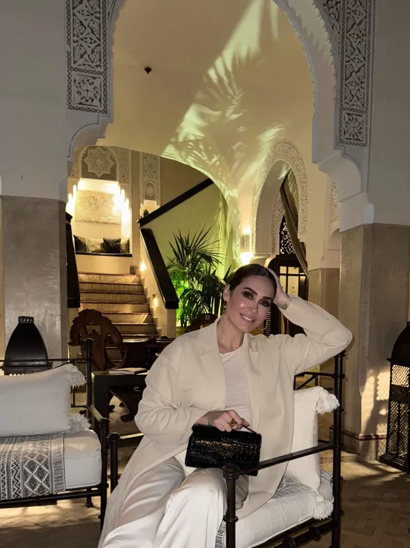 Mango tiene los 7 vestidos blancos más elegantes que serán tendencia esta primavera (y quedan perfectos con zapatillas)
