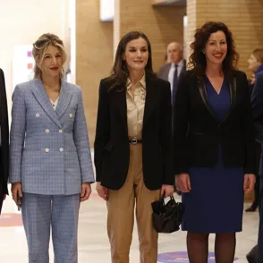 Letizia marca tendencia en Almería con el pantalón de cuero que arrasará entre las mujeres de 50 esta primavera