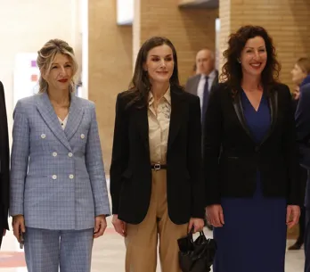 Letizia marca tendencia en Almería con el pantalón de cuero que arrasará entre las mujeres de 50 esta primavera