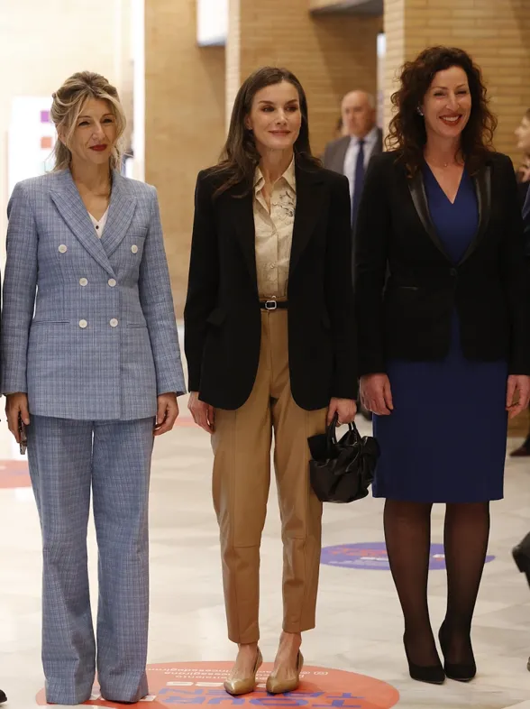 Letizia marca tendencia en Almería con el pantalón de cuero que arrasará entre las mujeres de 50 esta primavera
