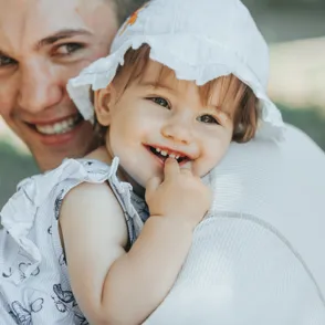 8 hábitos muy comunes de los padres que crían niños exitosos desde el primer día de clases, según los expertos