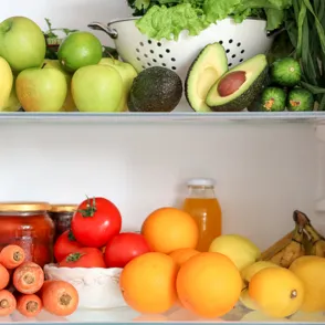 Este error común que cometemos al conservar aguacates favorece la aparición de bacterias: así es cómo puedes evitarlo