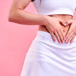 Adiós a los abdominales tradicionales: este ejercicio quema grasa 1000 veces más rápido y define tu vientre
