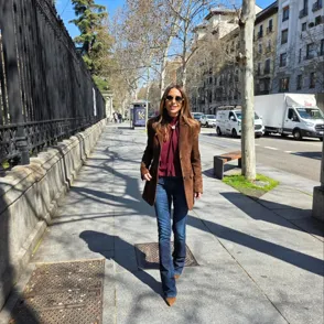 La blusa capa de Zara que ha conquistado a Paula Echevarría y arrasará en primavera: elegante y casi agotada