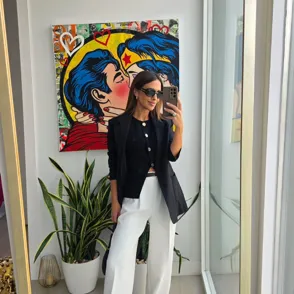El truco de Paula Echevarría para llevar traje con zapatillas en primavera (y estilizar la figura después de los 50)