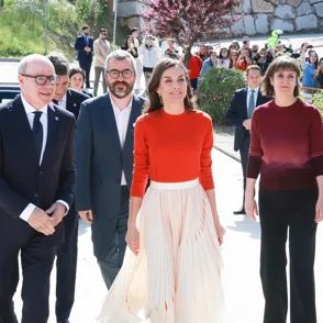 Letizia marca tendencia con su falda plisada más elegante a los 50: 4 alternativas muy estilosas para recrear su look