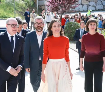 Letizia marca tendencia con su falda plisada más elegante a los 50: 4 alternativas muy estilosas para recrear su look