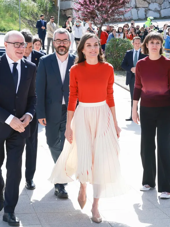 Letizia marca tendencia con su falda plisada más elegante a los 50: 4 alternativas muy estilosas para recrear su look
