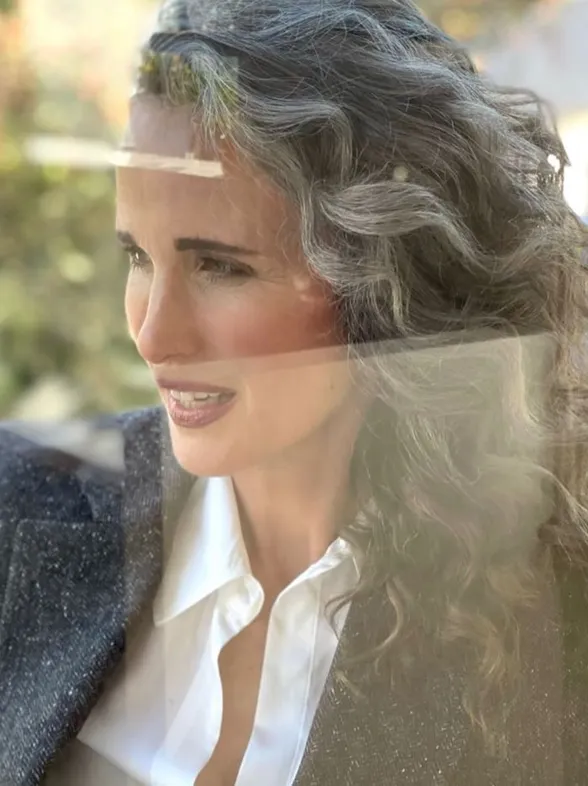 Cabello gris: el truco de 3 simples pasos para dejar la coloración y recuperar tu tono natural, según una experta