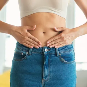 ¿Quieres perder grasa abdominal? Cambia los ejercicios básicos por esta poderosa variante de la plancha tradicional