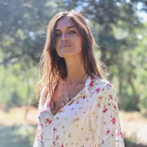 7 sandalias de Skechers que triunfarán entre las mujeres de 50 con estilo boho chic (perfectas con vestidos anchitos)