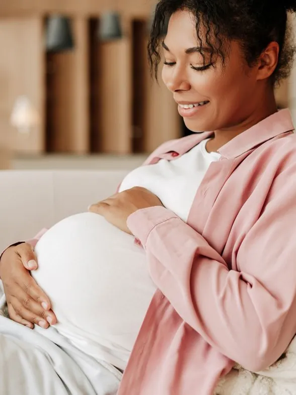 5 prendas premamá que lo tienen todo para vestir cómoda y estilosa esta primavera (y algunas por solo 20€)