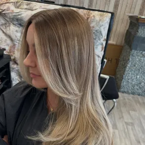 Adiós a las mechas clásicas: este tono "bronceado" es tendencia y la clave para un look más joven después de los 60