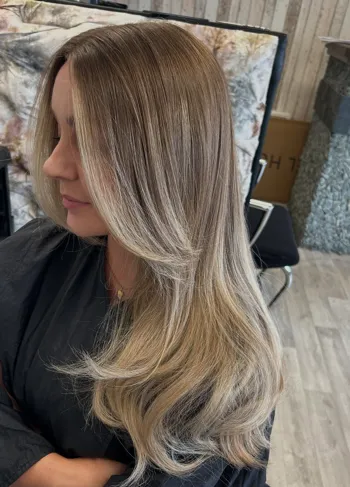 Adiós a las mechas clásicas: este tono "bronceado" es tendencia y la clave para un look más joven después de los 60