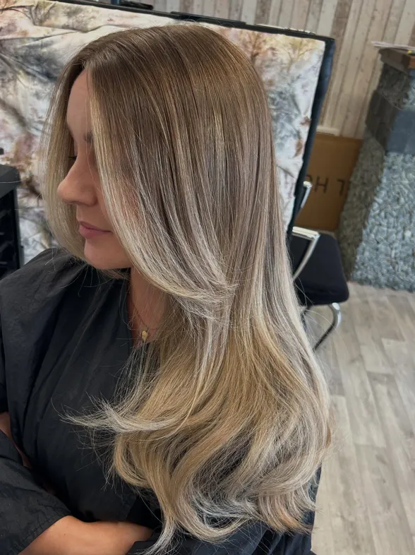Adiós a las mechas clásicas: este tono "bronceado" es tendencia y la clave para un look más joven después de los 60