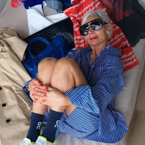 Skechers tiene las 7 zapatillas más estilosas para mujeres de 60 que quieren ganar unos centímetros y verse estilizadas