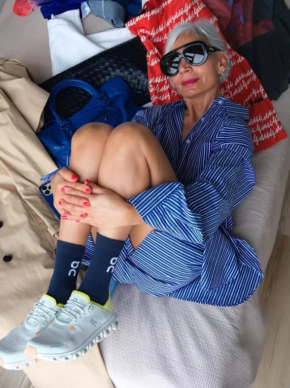 Skechers tiene las 7 zapatillas más estilosas para mujeres de 60 que quieren ganar unos centímetros y verse estilizadas