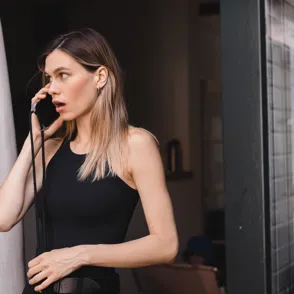 ¿Te mueves sin parar cuando hablas por teléfono? Esto explica cosas interesantes sobre ti, según la psicología