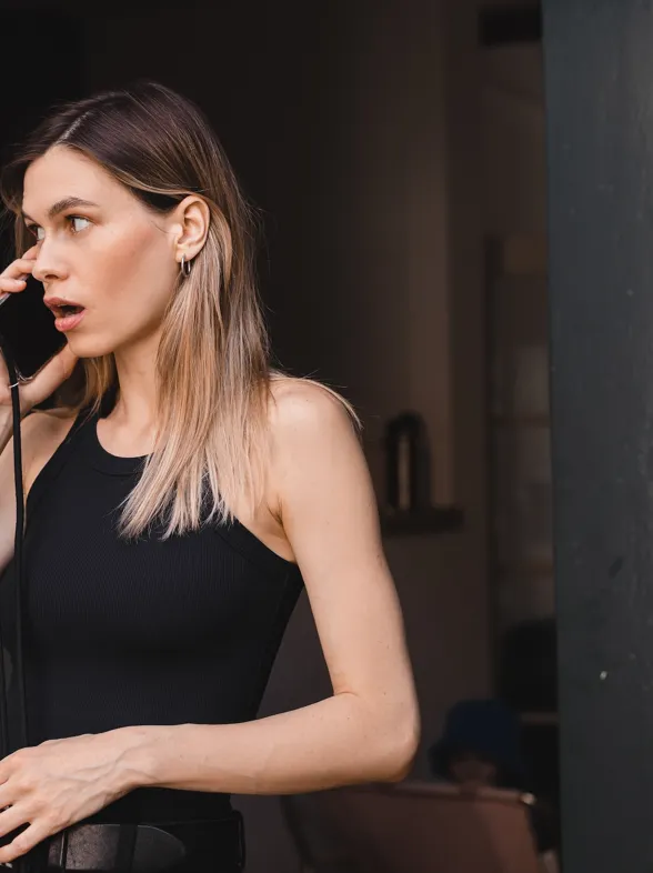 ¿Te mueves sin parar cuando hablas por teléfono? Esto explica cosas interesantes sobre ti, según la psicología