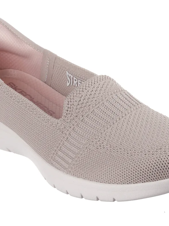 Skechers arrasa con los mocasines veraniegos más elegantes: fresquitos y perfectos para llevar con tu traje de lino
