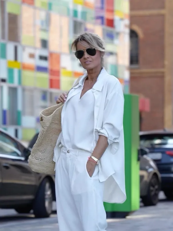 Llega a Aldi el pantalón culotte plisado por 7,99 € que las mujeres de 60 estilosas llevarán con camisa blanca oversize