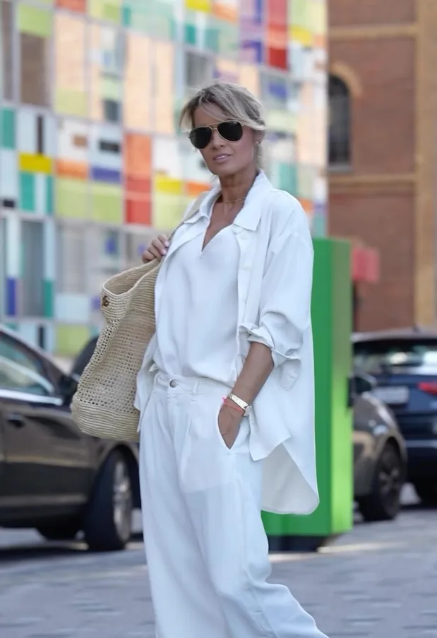 Llega a Aldi el pantal&oacute;n culotte plisado por 7,99 &euro; que las mujeres de 60 estilosas llevar&aacute;n con camisa blanca oversize